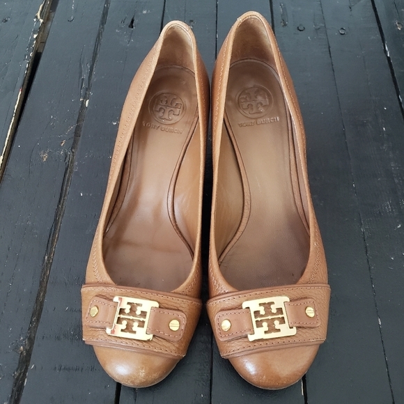 Tory Burch Women's 8 Tan Leather Wedge Heel Flats Shoes Gold Hardware Designer - Picture 1 of 10